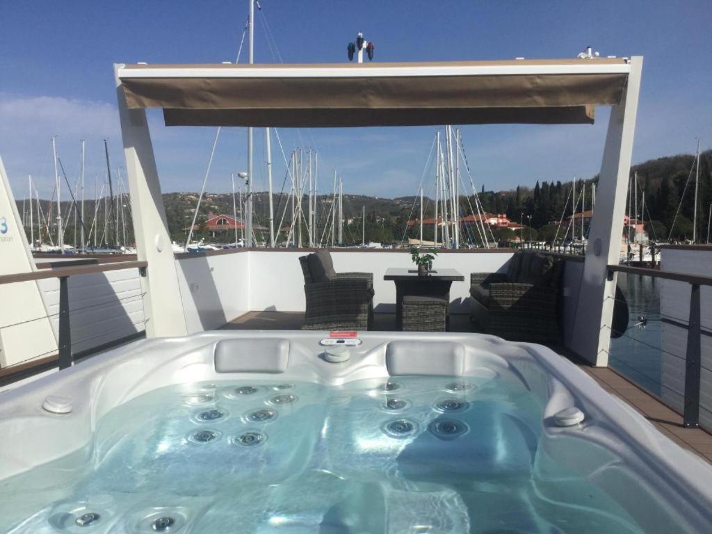 Floating Sea House Shark 1 Apartment Люция Екстериор снимка