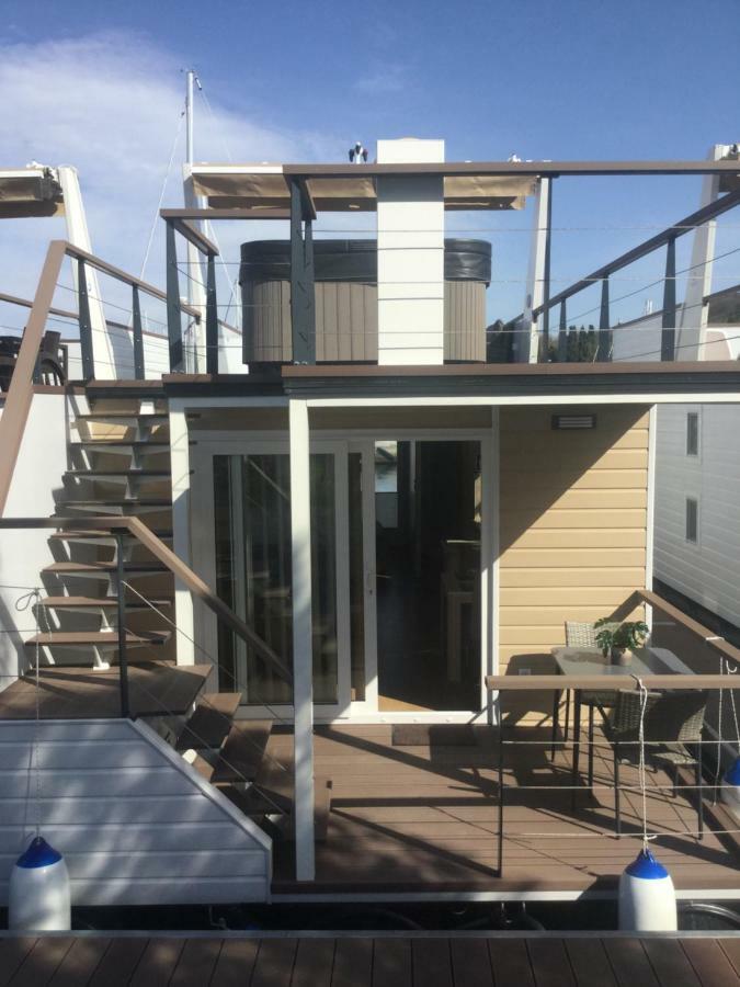 Floating Sea House Shark 1 Apartment Люция Екстериор снимка