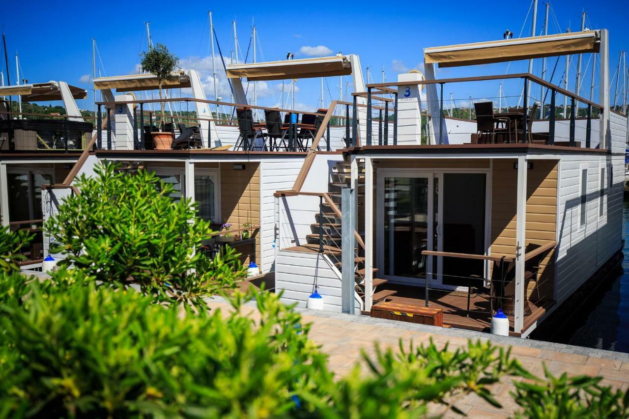 Floating Sea House Shark 1 Apartment Люция Екстериор снимка