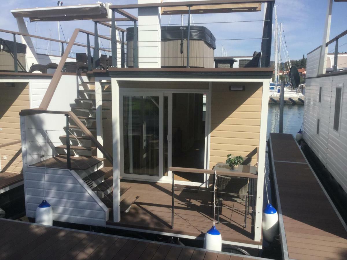 Floating Sea House Shark 1 Apartment Люция Екстериор снимка